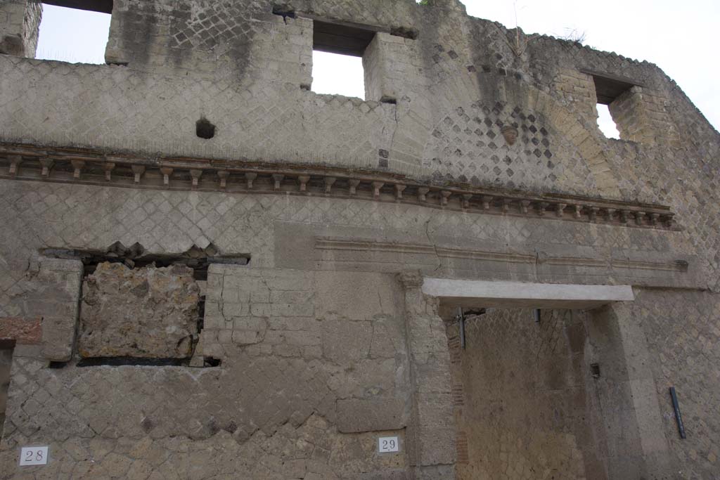 VI.29 Herculaneum. March 2019. Upper wall above entrance doorway.
Foto Annette Haug, ERC Grant 681269 DÉCOR.